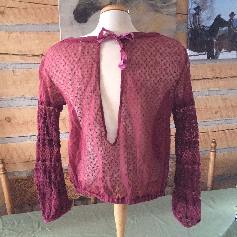 Adorable open back lace sleeve shirt